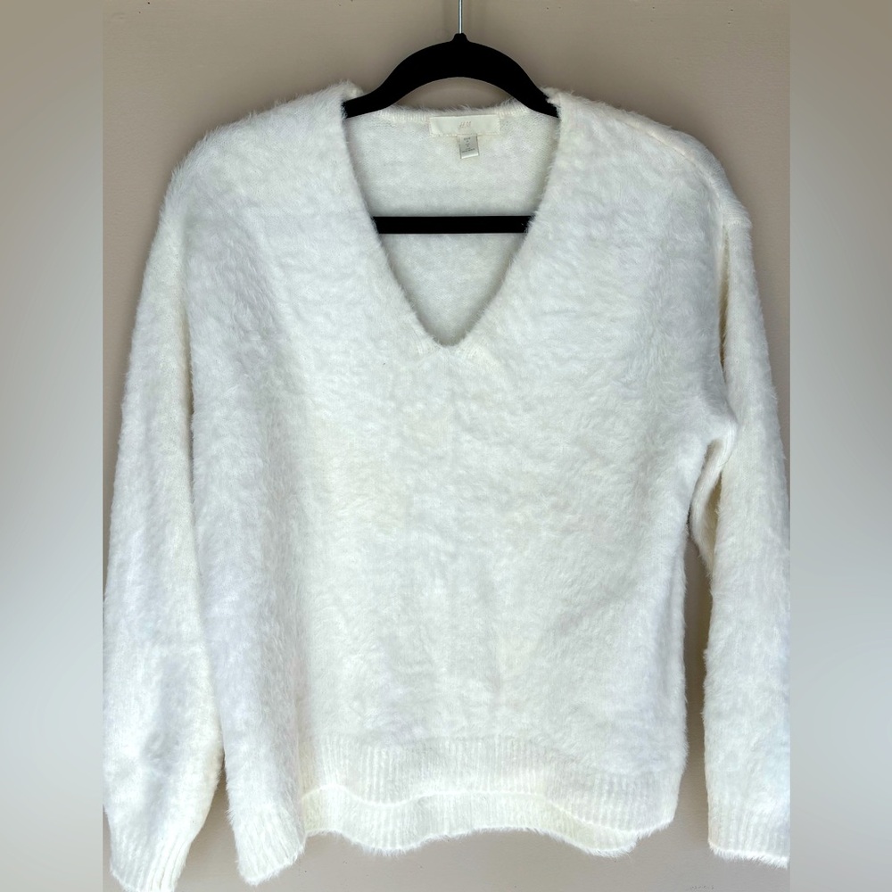 White H&M women’s sweater. Like new. Small. Perfect for a cute winter outfit!